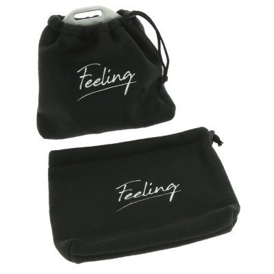 Duas bolsas pretas com fecho de cordão com o texto Feeling em branco