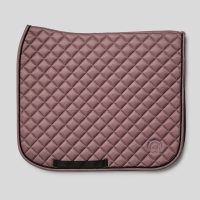 Protector de sela acolchoado castanho com costura em losangos e bordas pretas
