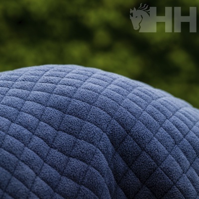 Tecido azul com padrão de quadrados e textura felpuda