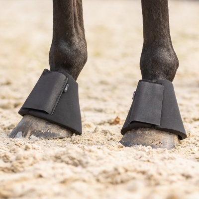 Botas de proteção pretas para patas de cavalo em areia