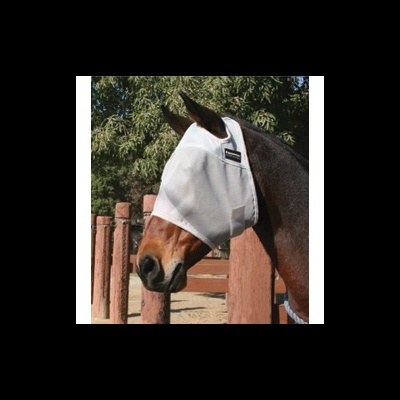 Máscara branca para cavalo com etiqueta HORSEWARE IRELAND num ambiente exterior