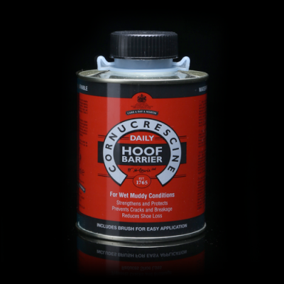 Frasco metálico Daily Hoof Barrier com rótulo vermelho e preto para proteção de cascos