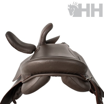 Sela de cavalo em pele castanha com detalhes acolchoados vista de frente