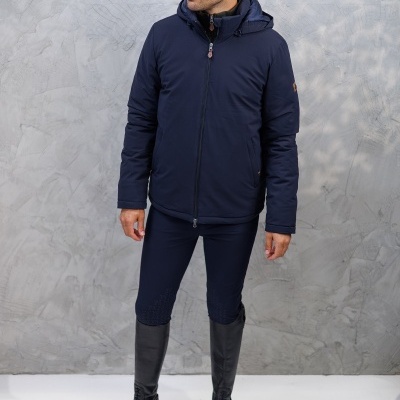 Homem com casaco azul, calças justas e botas pretas