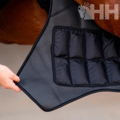 Tapete para cavalo cinza escuro com acolchoado preto e logo HH