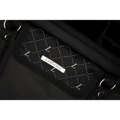 Bolsa preta com padrão de losangos brancos e letras L, placa metálica com texto LAMIN-CELL