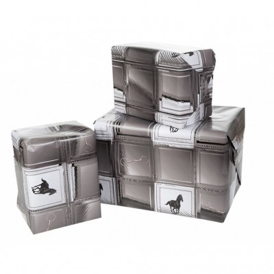 Três caixas de presente com papel de embrulho cinza e padrão de cavalos