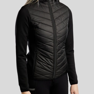 Casaco preto acolchoado na parte da frente com mangas lisas elásticas e fecho de correr central