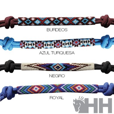 Pulseiras trançadas coloridas com padrão em contas e cores burdeos, azul turquesa, negro e royal