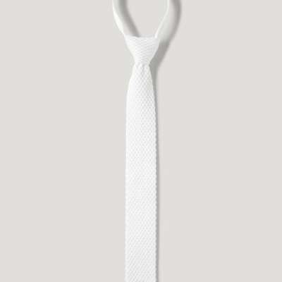 Gravata branca texturizada com logotipo colorido na ponta