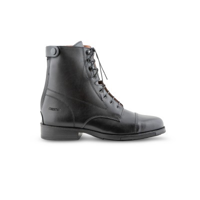 Bota preta de couro com atacadores e sola preta