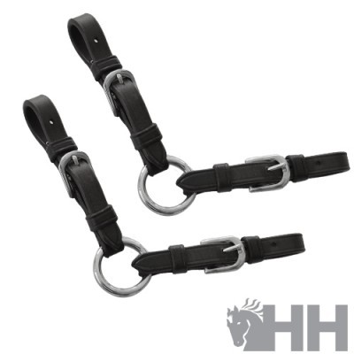 Acessórios de couro preto com fivelas metálicas e argolas, fundo branco