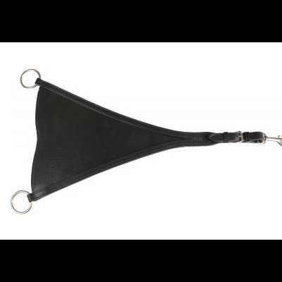 Peça triangular de couro preta com argolas metálicas e fecho em fundo branco