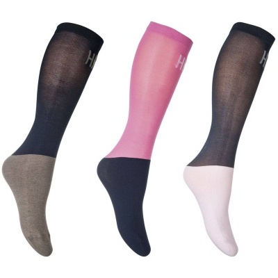 Três pares de meias compridas com letras 'H', de cores preta, rosa e cinzenta.