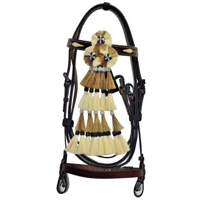 Peça de arreio para cavalo castanho com franjas decorativas trançadas