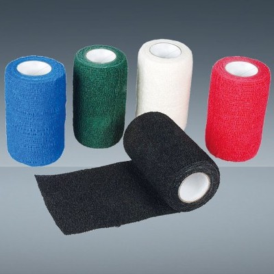 Fitas adesivas autoaderentes em várias cores sobre uma superfície cinzenta