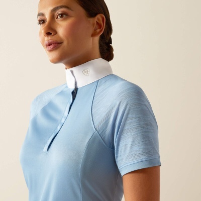 Camisa polo feminina azul clara com gola branca e botão