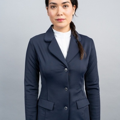 Blazer azul escuro de mulher com botões e gola clássica