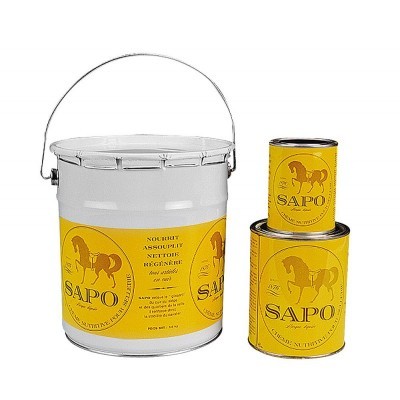 Três latas metálicas amarelas do produto SAPO, com desenho de cavalo e texto preto