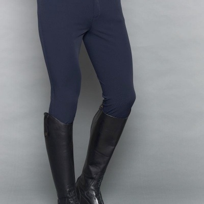 Calças de montar azuis com botas pretas de equitação