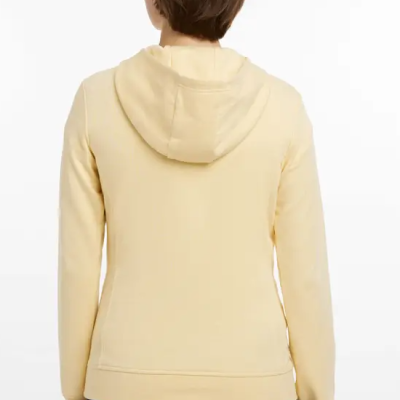 Camisola com capuz amarela clara vista de costas com pessoas vestindo calças escuras