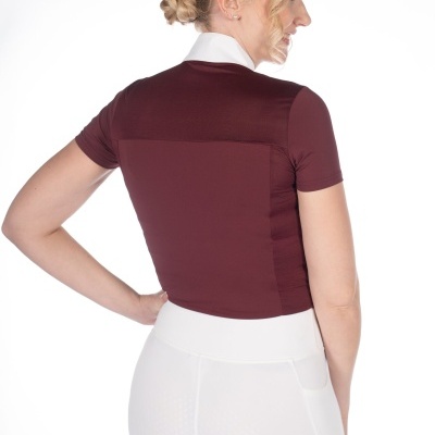 Mulher de costas com t-shirt vinho e gola branca e calças brancas justas