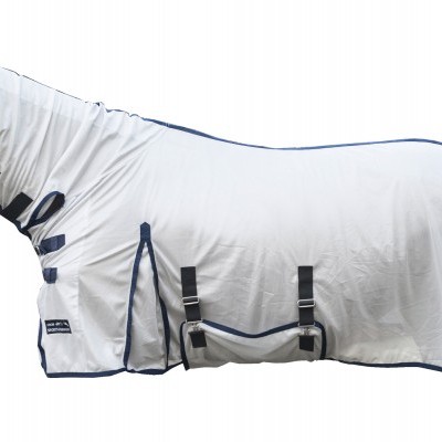 Capa para cavalo branca com acabamentos azuis e alças ajustáveis