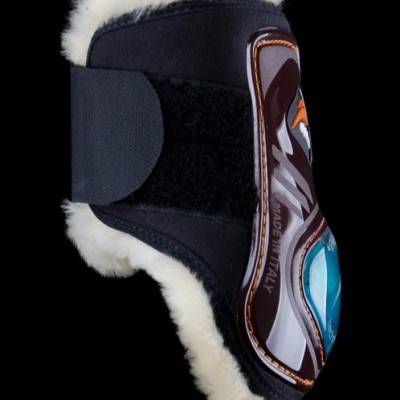 Protetor para cavalo preto com velcro e bordas de pelo branco, com parte rígida colorida e texto MADE IN ITALY