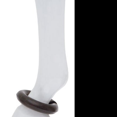 Pulseira grossa em madeira castanho escuro num manequim branco