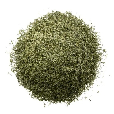 Pilha de erva seca verde claro sobre fundo branco