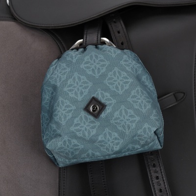 Bolsa azul com padrão geométrico numa sela de equitação de couro preto e castanho