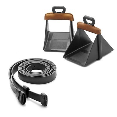 conjunto de estribos em metal preto com apoio em couro castanho e rédeas pretas enroladas