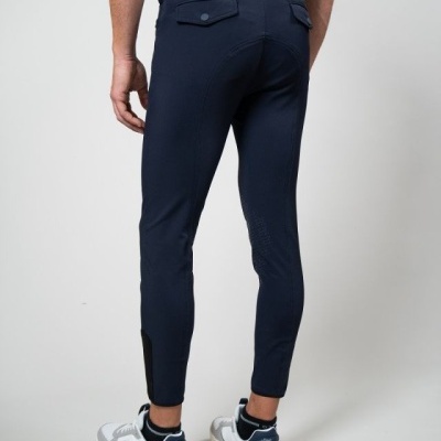 Calças azuis escuras com bolsos, cinto azul e sapatos desportivos