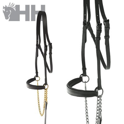 Bridão de cavalo em pele preta com correntes metálicas e logo HH
