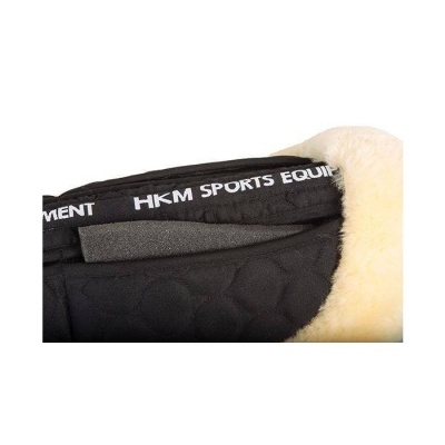 Detalhe de produto preto acolchoado com pelo sintético e texto HKM SPORTS EQUIPMENT.