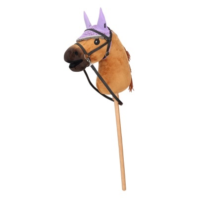 Brinquedo cavalo em pau com cabeça de tecido castanho e mantilha lilás