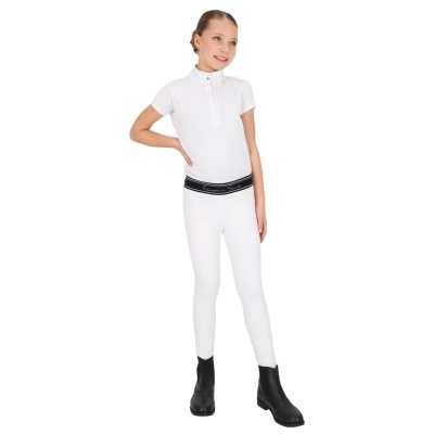 Criança vestindo roupa desportiva branca com cinto preto e botins pretos em fundo branco