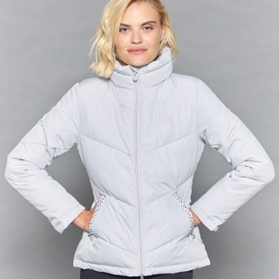 Casaco acolchoado feminino cinzento claro com fecho de correr colocado por mulher