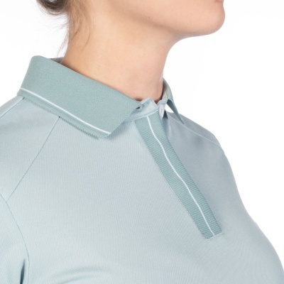 Polo de mulher azul claro com gola e botão