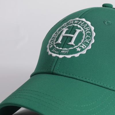 Boné verde com bordado branco e texto circular