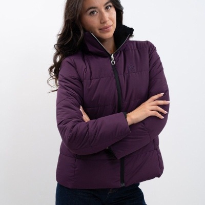 Mulher com casaco acolchoado roxo e calças pretas em fundo branco