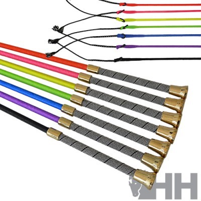 Sete chicotes multicoloridos com cabos coloridos e alças pretas com detalhes dourados.