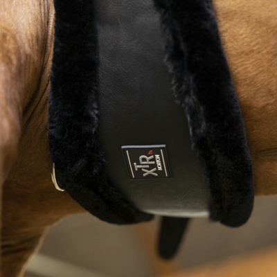 Cavalo com sela preta e bordas em pelúcia preta e etiqueta XTR VENTURE