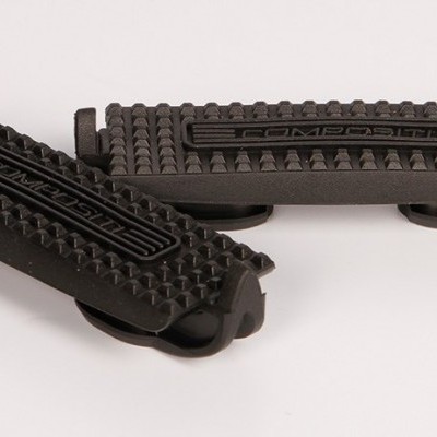 Dois pedais pretos para bicicleta com textura antiderrapante sobre fundo branco