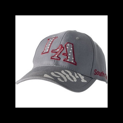 Boné cinzento com letras LA bordadas e texto 1984 na aba