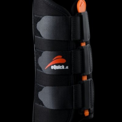 Proteção para perna de cavalo preta com fechos de velcro e detalhes em laranja e texto eQuick.it