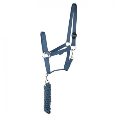 Cabresto de cavalo azul com corda trançada.