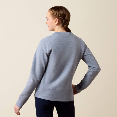 Mulher vista de costas com sweatshirt cinzenta de manga comprida e cabelo apanhado