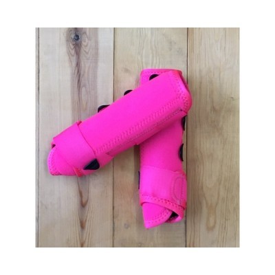 Proteção para barbatanas de cavalo rosa em tecido neoprene sobre chão de madeira clara