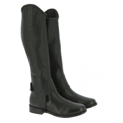 Botas altas pretas de couro com sola baixa sobre fundo branco